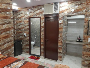 Couple friendly private flat in posh area of lajpat nagar, for more details cal 92,121,74700